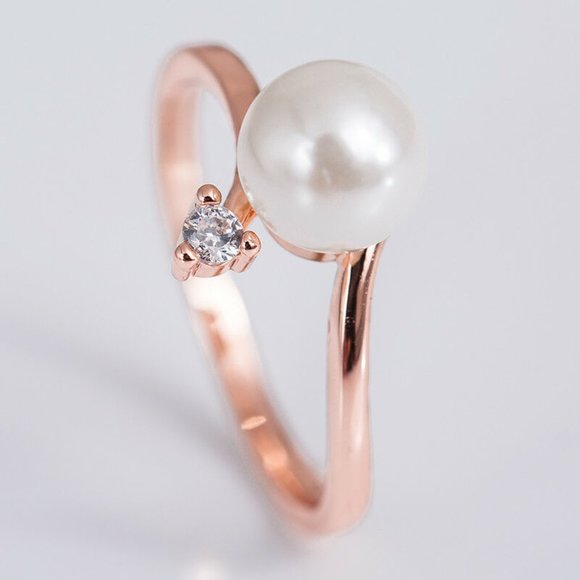 Women's Beautiful Rose Gold Pearl Ring - Picture 3 of 4